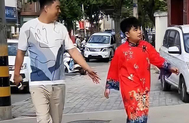 爸爸穿旗袍为儿应援,爸爸穿旗袍陪考